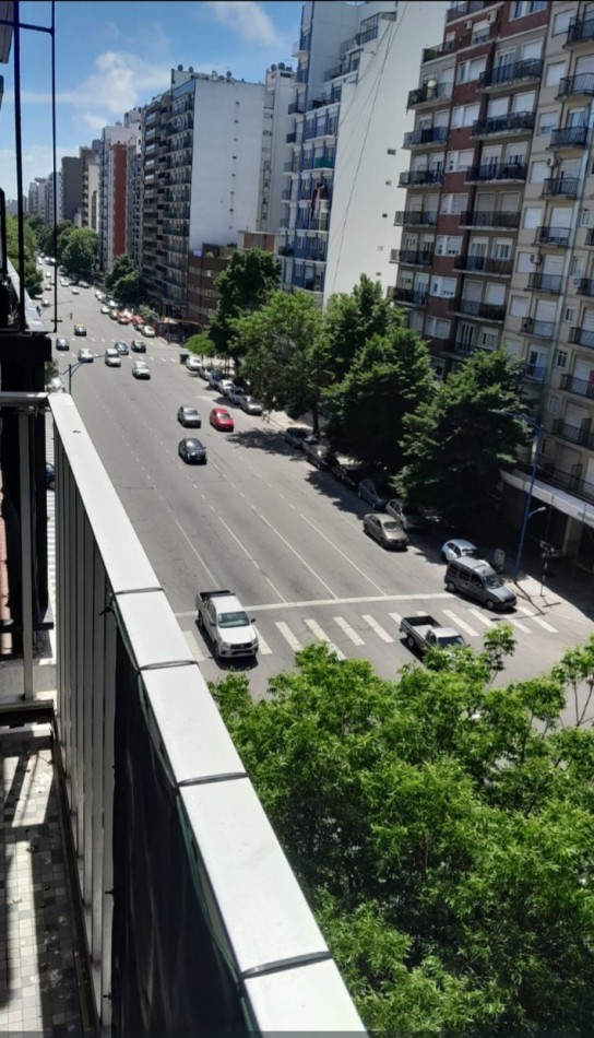 ALQUILER DPTO 3AMB AL FRENTE SOBRE AV COLON
